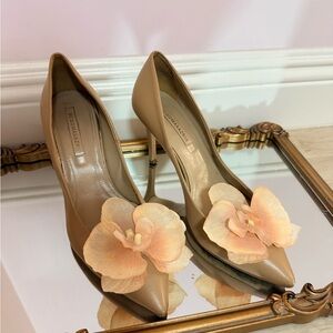 Up-cycled BCBG Maxazria Orchid Heels flowers Accents pump shoes
Size 10 (EU 40)
